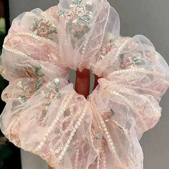 NWT ⚜️🩷⚜️ The Vintage Cosmetic Company Scrunchies set of 3 - Picture 1 of 7
